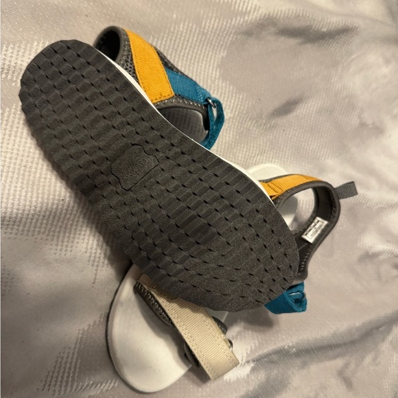 NEW! Oshkosh Velcro Sandal. Never worn. Casual to school everything in between!‎ - Picture 6 of 9